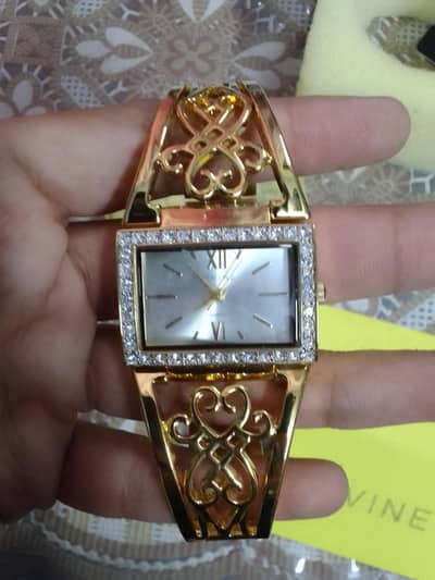 Luxury Style Ladies Watch – Elegant Golden Bracelet Design