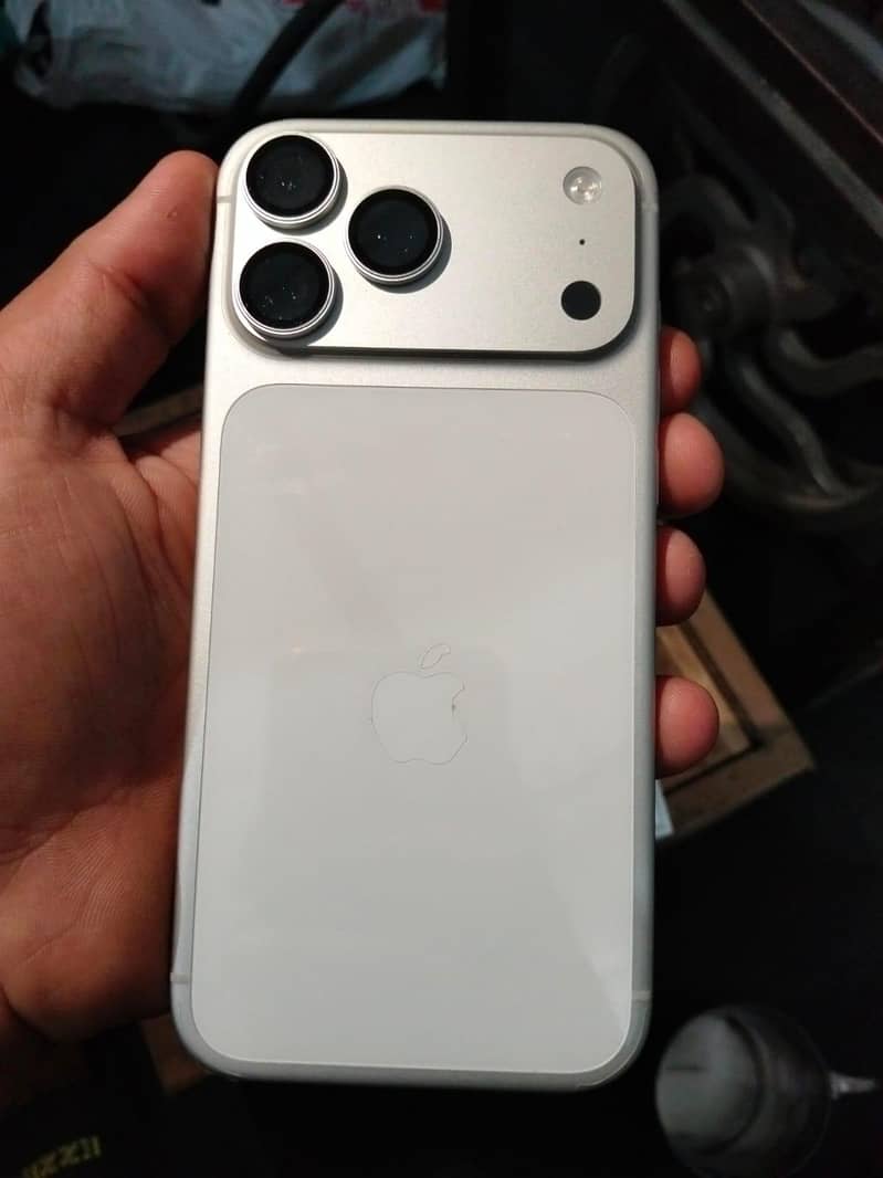 iPhone 17 Pro Max 3