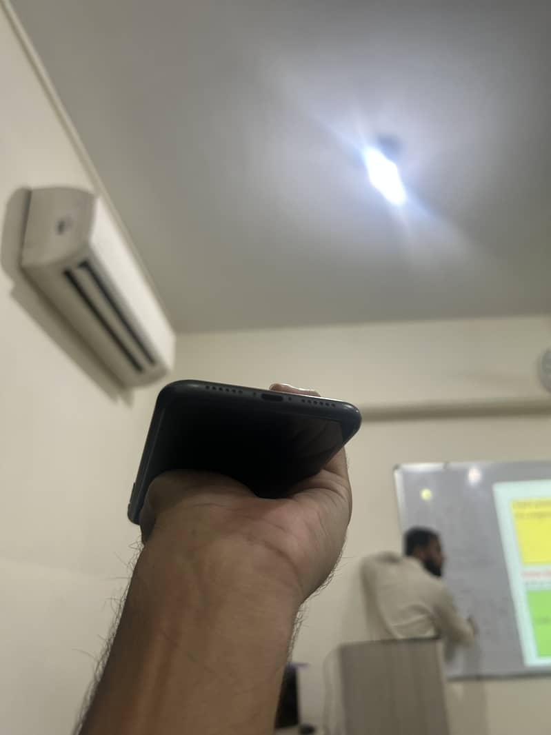 Apple iPhone 11 3