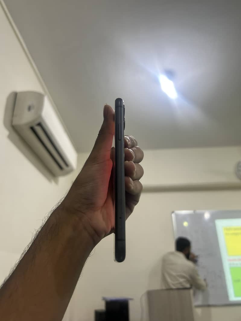 Apple iPhone 11 4