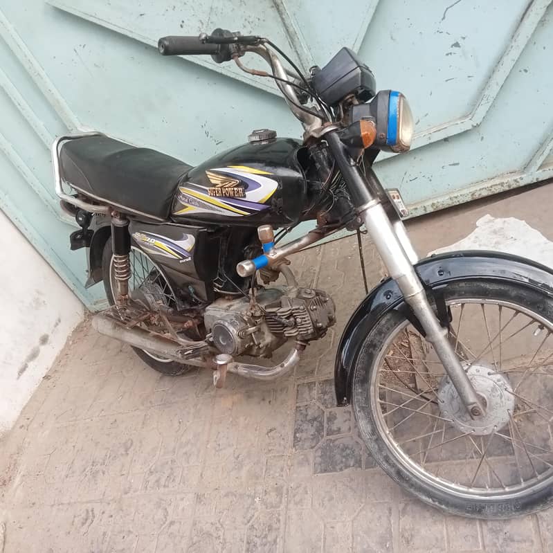 کورنگی دوکان  پر 8بائک سیل 1