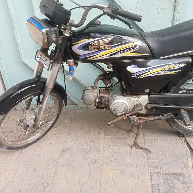 کورنگی دوکان  پر 8بائک سیل 2