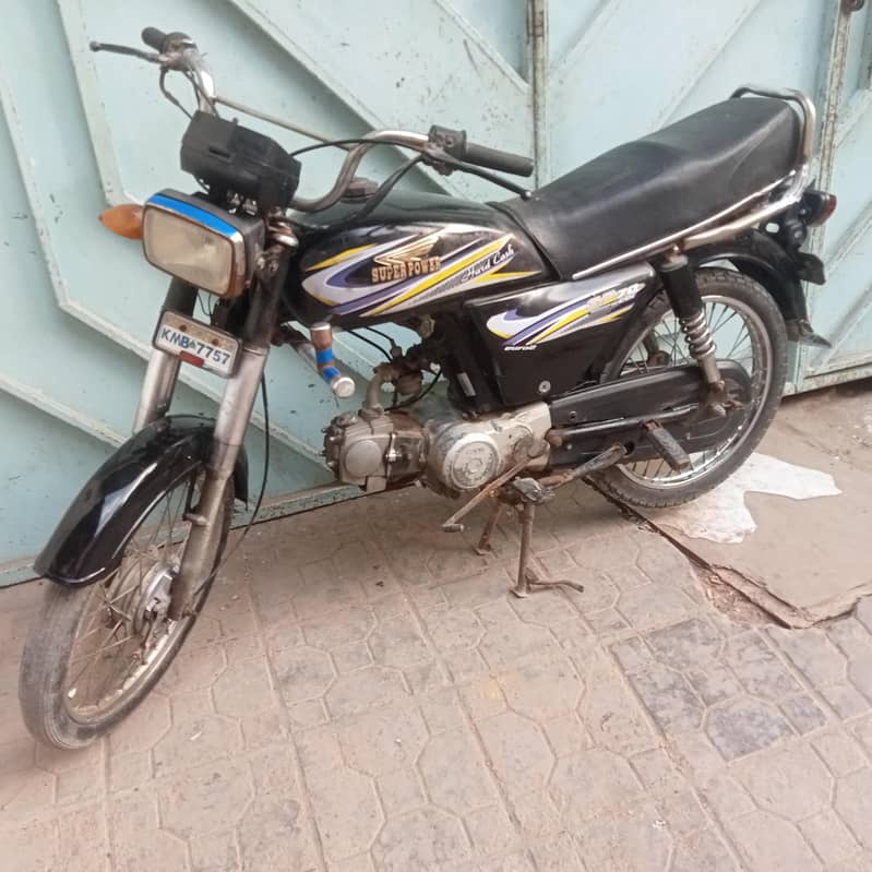 کورنگی دوکان  پر 8بائک سیل 3