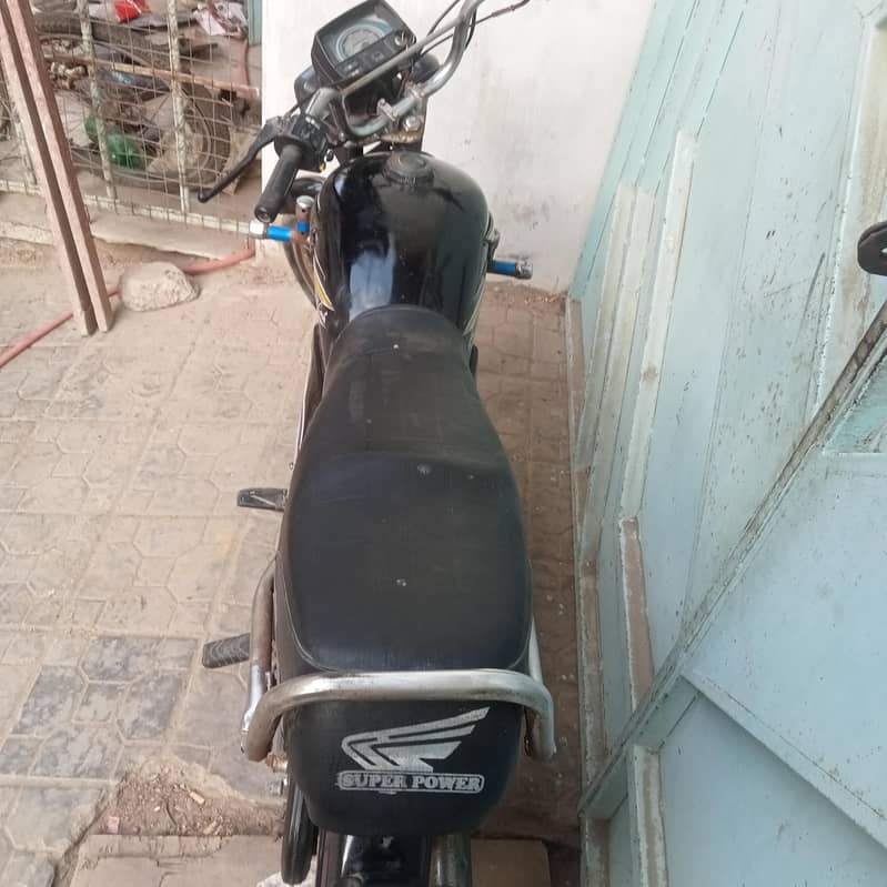 کورنگی دوکان  پر 8بائک سیل 4