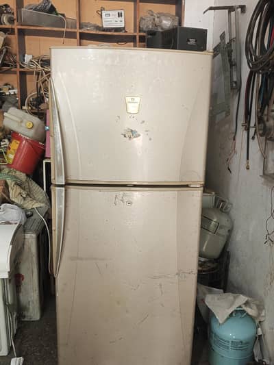 Dawalance fridge Medium+ size 5feet for sell in good condition