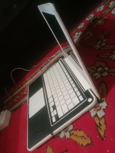 MacBook, 128Gb SSD, 4GbRam, 1.5Gbgraphics displayHD,originalcharger