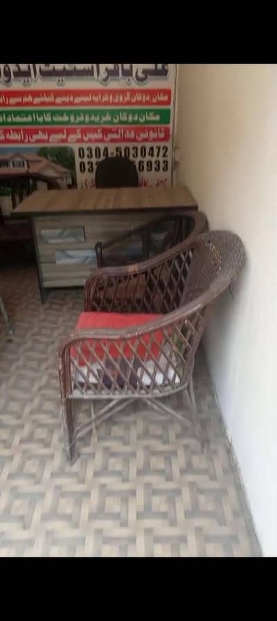 aik ye jo pic me dikh rhi h chair or aik. plastic wli bi sth h isk