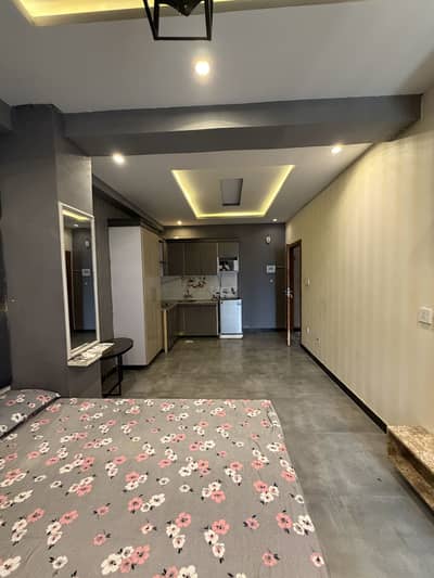 1 BED STUDIO APPARTMENT FOR RENT 370SQF ACCOMODATION INSTALLED AC FRIDGE LCD OVEN WASHINH MACHINE FULL FURNISHED FLATE LOCATED NEAR ISLAMABAD AIRPORT MOTORWAY AIRPORT PARKING LIFT 24/7 WATER 24/7. SECURITY CAMERAS SECURITY BIOMATRIC LOCK SYSTEM SA