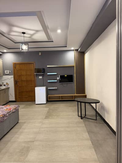 1 BED STUDIO APPARTMENT FOR RENT 600 SQF 3 BEDS ACCOMODATION INSTALLED AC FRIDGE LCD OVEN WASHINH MACHINE FULL FURNISHED FLATE LOCATED NEAR ISLAMABAD AIRPORT MOTORWAY AIRPORT PARKING LIFT 24/7 WATER 24/7. SECURITY CAMERAS SECURITY BIOMATRIC LOCK SYSTEM SA