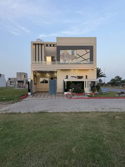 BEAUTIFUL BRAND NEW CONDITION HOUSE FOR SALE 6.60 MARLA CORNER FACING PARK FACING DANCING FOUNTAIN MAIN DOUBLE ROAD FACING FOOD STREET 5 BEDROOMS 5 WASHROOMS FOR SALE NEGOTIABLE INVESTORE RATE 80 K RENTAL VALUE A+ CONSTRUCTION QUALITY WORK