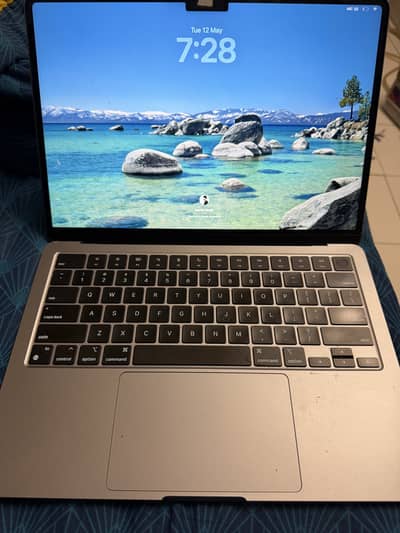 MacBook Air M2 2022 – 16GB RAM / 256GB SSD