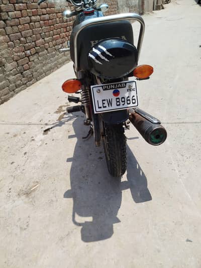 Honda 125 motorcycle Read colure