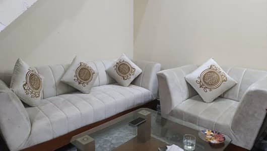 Premium Sofa Set For sale 3+1+1 In Excellent Condition