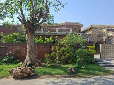 One Kanal Used Modern Design Owner Build Solid Bungalow For Sale At Prime Location Of DHA Lahore Near To Park Masjid & Commercial Market.
