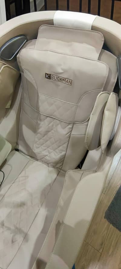 JC Buckman RefreshUs Massage Chair