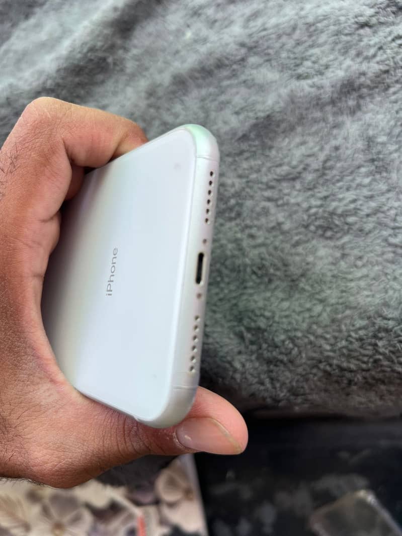 iPhone XR 4