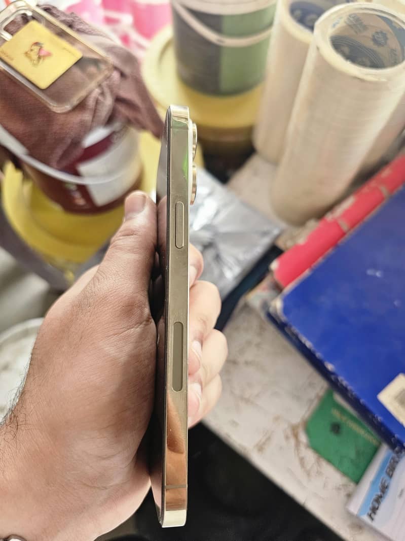 Iphone 14 pro max 4