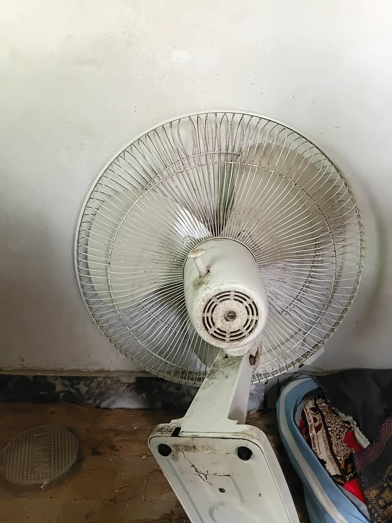 bracket fan 1