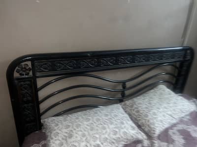 Bed with mattress (6x6)