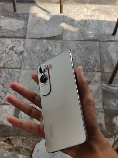 vivo y 200 all ok daba charger 6 month use only. 10by10