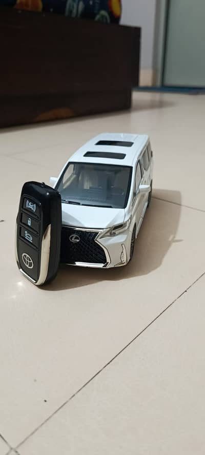 Lexus LM300h 1:24 Scale Diecast Metal Car Toy
