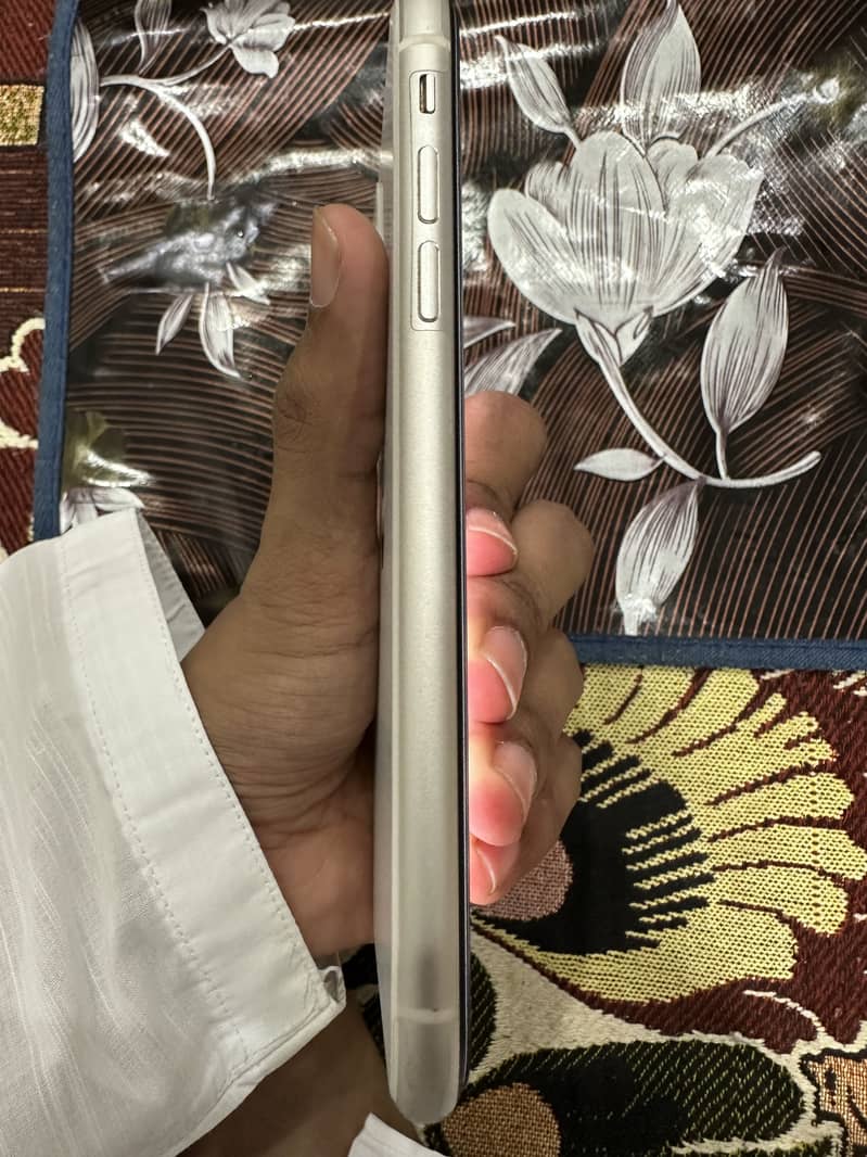 iPhone 11 4