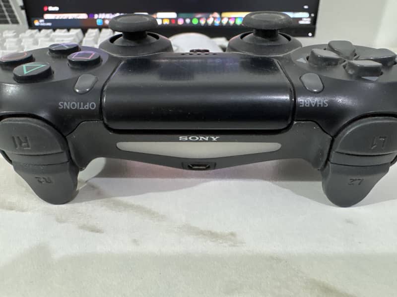 Ps 4 Black controller 2