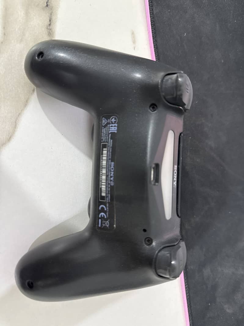 Ps 4 Black controller 3