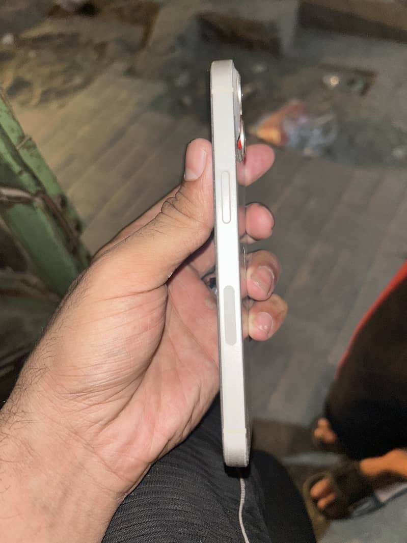 iPhone 13 4