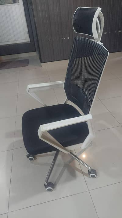 bht achi chairs hai hamne office khali krna hai