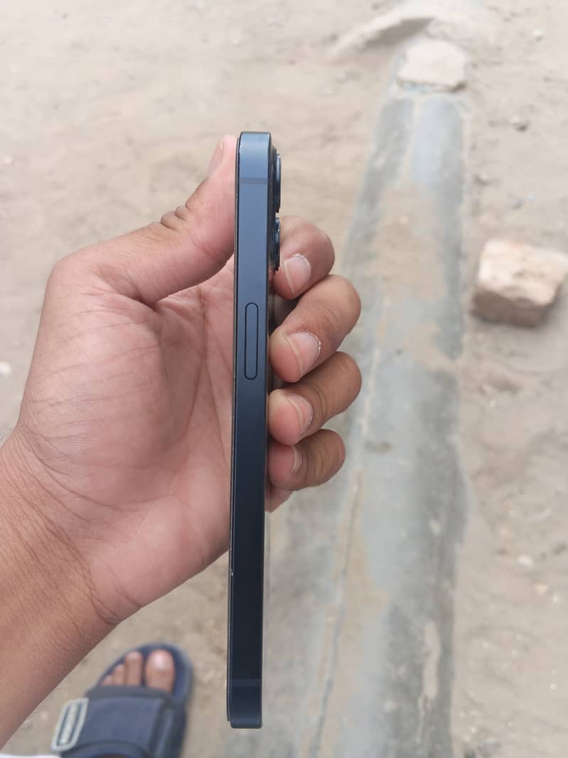iPhone 13 4