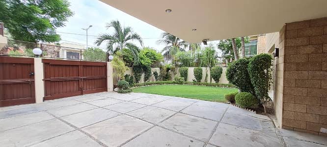 DHA 500 YARDS BEAUTIFUL BUNGALOW FOR RENT
