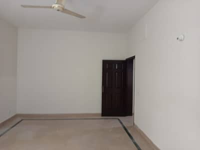 1 KANAL LOWER PORTION AVAILABLE FOR RENT IN DHA PHASE 4