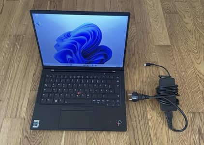 Lenovo X1 carbon gen 9 with intel 11 gen i7 1tb ssd