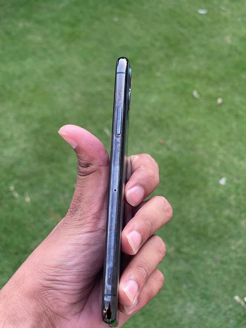 iphone 11 pro max 4