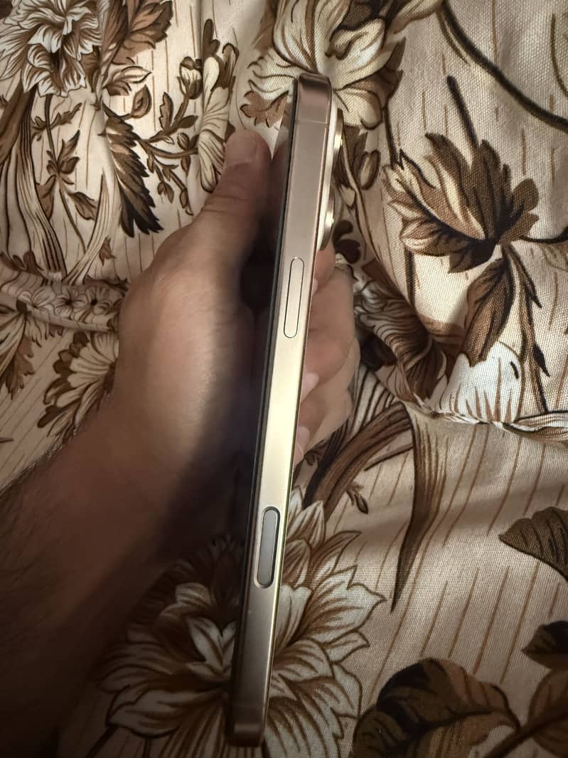 IPHONE 16 PRO MAX 4