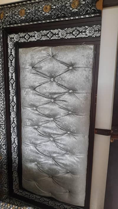 bed with 2 side tabels