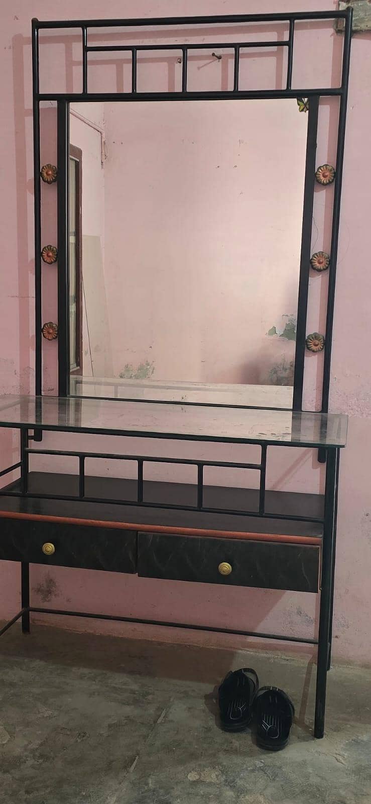 iron dressing table 1