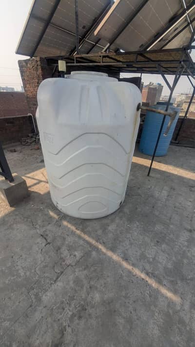 2 Water tank 500 Gallon and 230 Gallon White Or blue tank