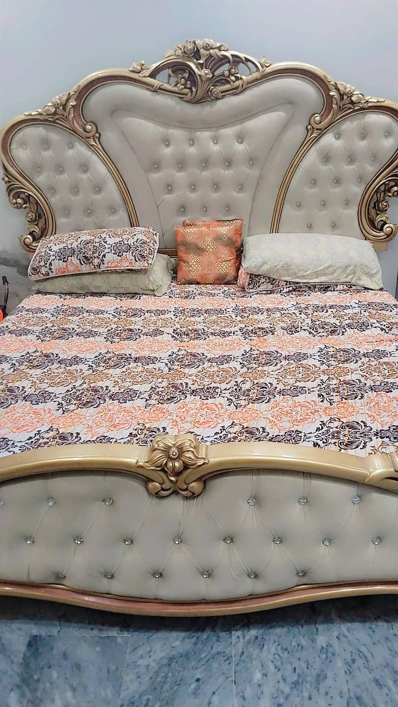 Bed and dressing 0