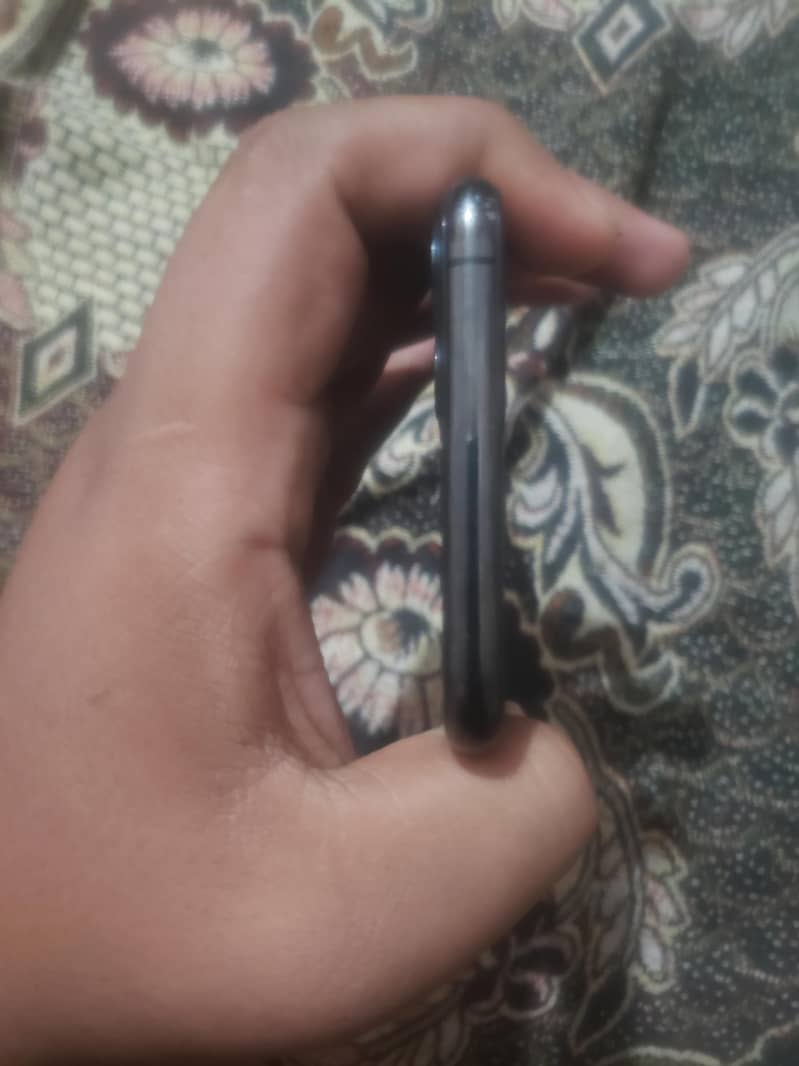 iphone 11 pro max 4