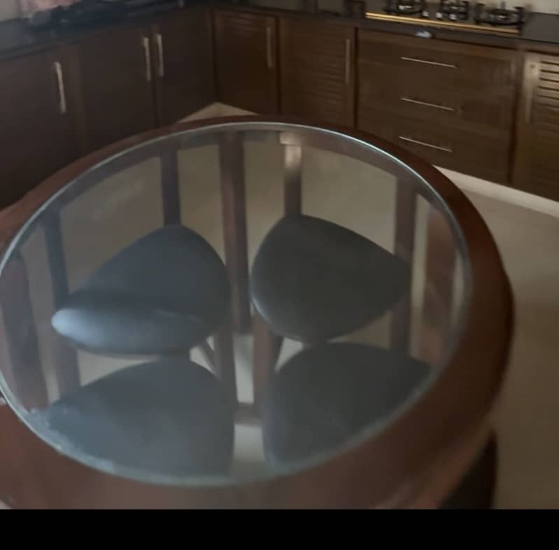 Round shaped dining table 0