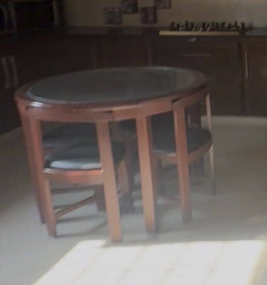 Round shaped dining table 1