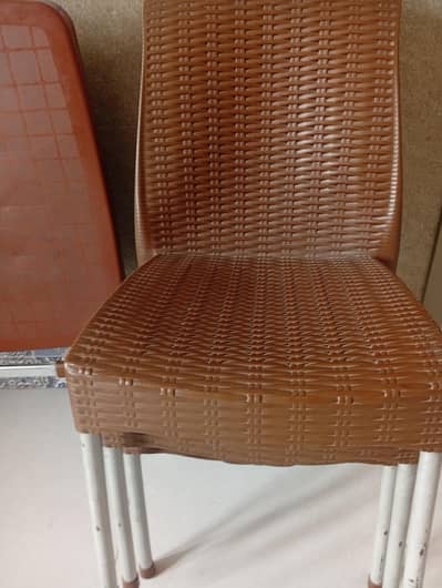 4 Brown Chairs + 1 Dining Table for Sale