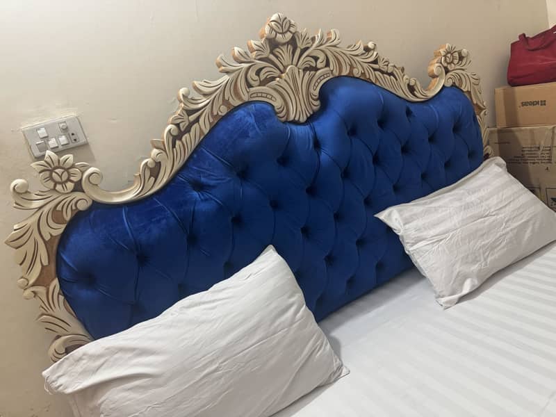 King size bed 0