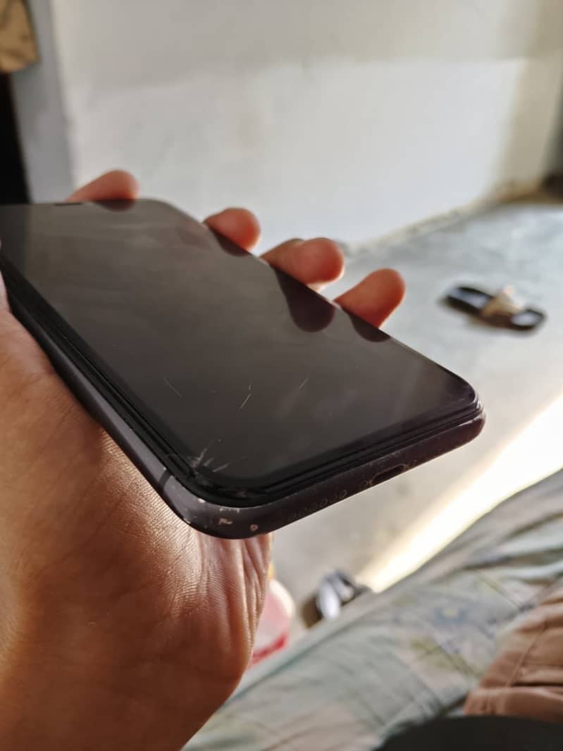 iPhone 11 4