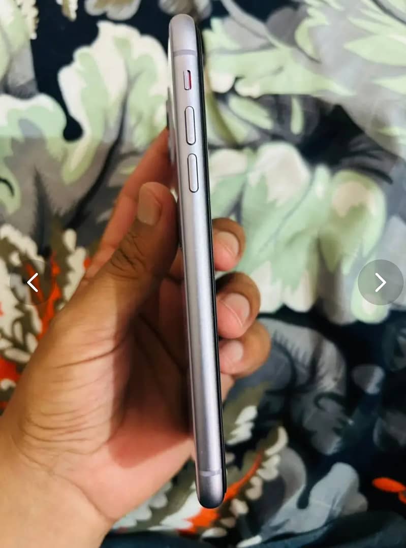 Apple iPhone 11 4