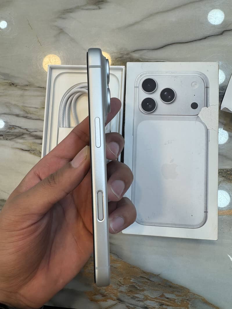 Iphone 17 Pro silver 2