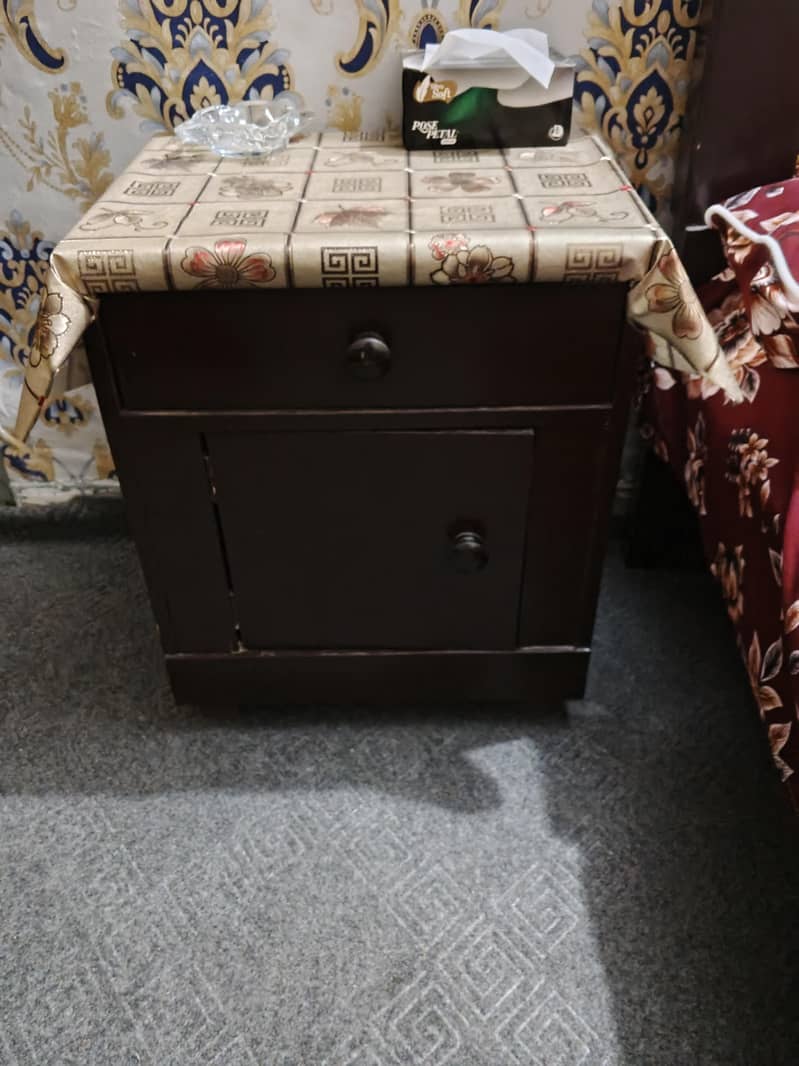 Double  bed one side table 1