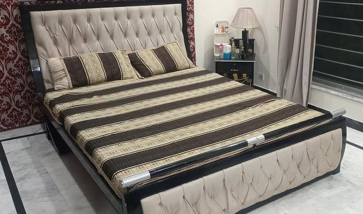 Bed with side tables 0